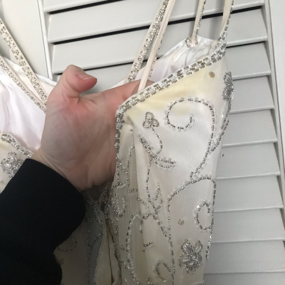 Fleur de Lis Vintage Wedding Dress - Picture 7 of 9